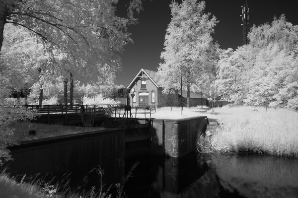 Sluis in het Apeldoorns Kanaal ter hoogte van de Sluisoordlaan (infraroodfoto)