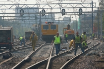 In de buurt van het station worden nieuwe wissels geplaatst. Het treinverkeer ligt 72 uur stil en men neemt de gelegenheid om tal van ander onderhoud uit te voeren. gm[[52.20897417980253, 5.977238416671753]]