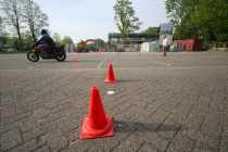 Rijschool De Weerd - de instructeur: 'Er zijn in Apeldoorn maar weinig plaatsen waar je motorrijles kunt geven. Ook hier worden de mogelijkheden minder vanwege het nieuwe sportcentrum (Fit-Care) en het denksportcentrum. Vaak is de parkeerplaats hier te vol om te kunnen lessen. De mensen zetten hun auto hier neer ondanks de markering en de pionnen.' gm[[52.18497752918763, 5.965908765792847]]