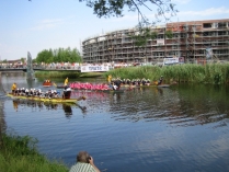 Ingezonden door Anneke Huiskamp. 'Deze foto is zaterdag 24 juni genomen tijdens een goed georganiseerde tweede Drakenbootrace op het Apeldoorns Kanaal. Het was prachtig zonnig weer, de sfeer zat er goed in. Het muzikale aanbod en diverse optredens, verschillende eettentjes, Aziatische kramen.........volgend jaar weer?'