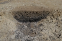 Op deze foto zijn de resten te zien van wat waarschijnlijk een brandgat is geweest (bijvoorbeeld een oven).