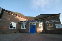 Molenstraat 120. Dit was vroeger een lagere school. Het gebouw heeft typische ronde vormen. Er schijnen elders in Nederland nog twee van dit soort scholen gebouwd te zijn. gm[[52.21213144789918, 5.979826748371124]]