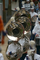 De Show en Marching Band van DAP op weg naar hun optreden op de trappen van de Oranjerie. Ingezonden door Jon Pater.