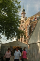 Ruim 400 vrijwilligers van de Stichting Vrienden van de Grote Kerk organiseren voor de 32e keer de Pleinmarkt, zie www.vriendenvandegrotekerk.nl.
gm[[52.22022164215548, 5.955694913864136]]