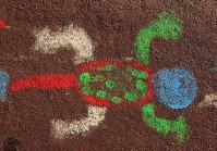 schilderingen op de grond (naast de Stolp), bijdrage van basisschoolleerlingen aan het project Kunst in De Maten (sep 2006) gm[[52.19368430650519, 6.002858877182007]]