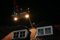 Een felle uitslaande brand heeft afgelopen nacht aan de Soerenseweg enorme schade aangericht in het pand waarin onder meer restaurant La Palette is gevestigd. Appartementen boven het pand brandden geheel leeg en plafonds stortten in. Ook de keuken van het restaurant liep grote schade op. Een bewoner werd wakker dankzij een rookmelder, nadat de brand in de trapopgang was ontstaan bij de meterkast. Hij alarmeerde zijn buurman. Beiden kwamen met de schrik vrij.
Ingezonden door John Stevens van www.brandweer-online.nl