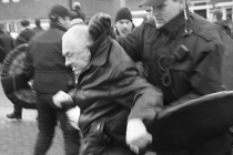 Demonstratie NVU. Dit gebeurde aan de Arnhemseweg. Een oudere man, die vermoedelijk een parallel zag met het verleden, kon zich niet bedwingen en wilde een demonstrant aanpakken. De politie moest hem in de kraag vatten en verwijderen. gm[[52.20433894978888, 5.960737466812134]]