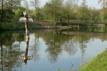 De ruim drie meter hoge kleurige totempaal bij het kinderspeelterrein is in 1998 neergezet door de wijkraad en de werkgroep Maak Mheenpark Mooi.
gm[[52.22304127822525, 5.988063812255859]]