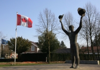 Nationaal Canadees Bevrijdingsmonument. Het monument is een initiatief van de Stichting bevrijding '45. De stichting wilde met het kunstwerk de dank van het Nederlandse volk voor de bevrijding in 1944 en 1945 door Canadese militairen tot uitdrukking brengen. Het monument is een door de kunstenaar Henk Visch ontworpen bronzen beeld. Het werk stelt een 4,5 meter hoge mensfiguur voor met opgeheven armen, met in iedere hand een hoed. De Stichting bevrijding '45 koos voor Apeldoorn als locatie voor het monument, omdat de stad in 1945 en 1946 het hoofdkwartier vormde van het Eerste Canadese Leger, dat een belangrijk deel van de bevrijding van Nederland heeft verwezenlijkt. Het kunstwerk werd onthuld in mei 2000. gm[[52.22700916908064, 5.9459879994392395]]