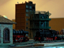 Bouwers van het N-spoor (Minitrix) toonden op de open dag van de CJA modelspoorclub op 9 juni hun spooremplacement van een industrieterrein met daarop diverse stoomlocomotieven en een Koploper. De club voor jeugdige hobbyisten had dit jaar een extra bijzondere open dag in verband met het 15-jarig bestaan. Ingezonden door Eddy. gm[[52.197164895973316,5.964492559432983]]