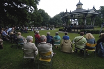 In de muziektent in het Oranjepark trad vanmiddag de Afrikaanse percussiegroep Ma Maraganyi op. gm[[52.21892185452404, 5.960970818996429]]