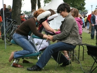 Op de kade bij het Drakenbootfestival. Waar stoelmassage goed voor is, is onduidelijk. Het is in elk geval wel ontspannend. gm[[52.21283978904835, 5.974223613739014]]