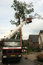 Omstreeks 16.20 uur vanmiddag is de bliksem ingeslagen in een boom aan de Zutphensestraat. De weg werd afgezet en de brandweer was druk doende de kruin van de boom weg te zagen om mogelijke ongelukken te voorkomen. De boom is tot beneden toe gespleten en zal de inslag niet overleven, aldus een brandweerman.   Mensen in de buurt zijn geschrokken van de inslag. 