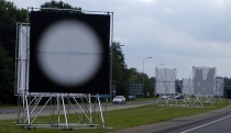 In het kader van de Prelude en de TriÃ«nnale Apeldoorn 2008 staan op de middenberm van de Europaweg  billboards van zes kunstenaars. Deze billboards zijn een artistieke reactie op het hedendaagse 'reclame-landschap' dat ons in deze tijd omringt. Kunstenaars zijn Maaike Folmer, Arnoud Dijkstra, Gracia Khouw, Guido Winkler, Mischa Rakier en Martijn Sandberg.gm[[52.184990685189234, 5.916513204574585]]