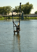 Het is een opmerkelijk tafereel: een figuur die, midden in het kanaal, langs een ladder uit het water omhoog klimt.
Toekomst is de titel van dit bronzen beeldvan het Apeldoornse kunstenaarechterpaar Rob en Hennie Froeling.