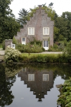 Kasteel Ter Horst in Loenen is gebouwd in 1557 door Wijnand Hackfort, de toenmalige burgemeester van Arnhem, op een fundering en kelder die dateren van rond 1300. De Oranjerie is waarschijnlijk ouder dan het kasteel zelf. Het kasteel is nog steeds privÃ© bezit en is slechts beperkt voor publiek toegankelijk. Meer informatie is te vinden op www.kasteelterhorst.nl gm[[52.124599865584784, 6.029182076454163]]