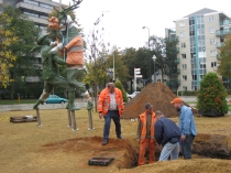 In het Beekpark is een nieuw beeld geplaatst van een dansend hert met jager.
Het is het jongste kunstwerk in Apeldoorns openbare ruimte. De kunstenaar is Gijs Assmann (man met het petje). Die heilige Hubertus was voor hem de inspiratiebron voor dit kunstwerk.
Ingezonden door Margriet van den Berg.