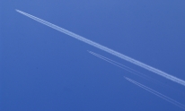 Apeldoorn ligt op een \'kruispunt\' van een aantal drukke vliegroutes waardoor de verkeersvliegtuigen soms \'in formatie\' achter elkaar aan vliegen. gm[[52.21702715283436, 6.017439365386963]]
