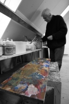 Kunstenaar Rob Weddepohl is in zijn atelier aan het Verzetsstrijderspark 16 aan het eind van de dag aan het opruimen. gm[[52.2243524466018, 5.96882700920105]]