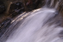 De Vrijenbergspreng is Ã©Ã©n van de vele kunstmatige beken op de Veluwe. Door een gat te graven tot aan het grondwater, begon het grondwater aan de oppervlakte te stromen richting de Ijssel. Door het verval was het mogelijk watermolens aan te drijven. In de Vrijenbergspreng (verder stroomafwaarts heet ze de Veldhuizerspreng) is een kunstmatige waterval aangelegd om het verval van ongeveer 15 meter te overbruggen. gm[[52.13221041296146, 6.006399393081665]]