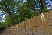 Nadat enkele jaren een deel van de Grift in de Hofstraat weer \'boven water\' kwam, is Waterschap nu verder stroomafwaarts bezig een deel te herstellen, namelijk tussen de Deventerstraat en het Verzetstrijderspark. Op dit moment is het nog mogelijk om met droge voeten over de toekomstige sprengbedding te lopen. gm[[52.21759902274517, 5.96882700920105]]