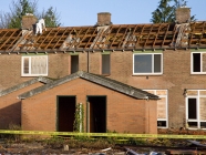 Asbest dakplaten worden verwijderd. gm[[52.19364977874473, 5.9693098068237305]]