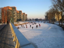 Schaatsende mensen op het Apeldoornse Kanaal; gezien vanaf de Freule. Ingezonden door Anneke Huiskamp.
gm[[52.213541545127775, 5.970516800880432]]
