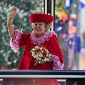 Beatrix zwaait naar het publiek, kort voor de toespraak van de burgemeester. Muziekkapel, Oranjepark.