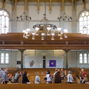 Mensen in de rij voor het tekenen van het condoleanceregister in de Grote Kerk. gm[[52.22031530427016, 5.955383777618408]]