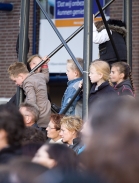 Herdenkingsbijeenkomst naar aanleiding van de gebeurtenissen op koninginnedag. Marktplein.