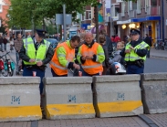 Herdenkingsbijeenkomst naar aanleiding van de gebeurtenissen op koninginnedag. De verkeersafzetting bij het Marktplein. gm[[52.21554485804233, 5.96520870923996]]