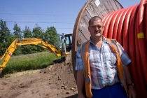 Eerste dag van lange periode van afsluiting. \'Ik bereid de sleuven voor waarin stroom- en gasleidingen komen te liggen. Die liggen nu nog op de plaats waar straks de tunnelbak  komt en moeten dus worden omgeleid.\' gm[[52.21231716256437, 5.995702743530273]]