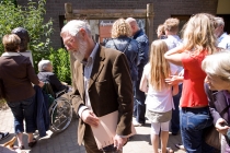 Vandaag werd een borstbeeld onthuld van Wim Mager (1940-2008), oprichter van de Apenheul. Op de foto (scheidend) directeur Bert de Boer. Links het zojuist onhulde beeld. gm[[52.21438462383729, 5.920042991638184]]