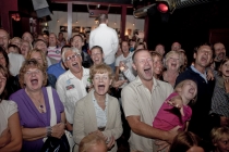 Gisteren werd in artcafÃ© SamSam de fotoexpositie \'De Hedendaagse Mensch\' van Jeroen Taalman geopend. Het publiek werd door Peter Vroon op de foto gezet tijdens een inleiding die door tekstschrijver/columnist Reinier Groenendijk werd verzorgd.