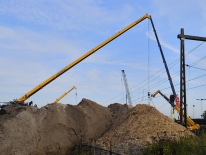 Vier kranen kwamen er aan te pas om de \'bak\' voor de spoortunnel in de Zutphensestraat op zijn plek te krijgen: Ã©Ã©n om een serie schakelkasten in de lucht te houden die anders in het gat zouden vallen, Ã©Ã©n om de bovenleidingen in de lucht te houden en twee om de bak zelf te verplaatsen. Overigens werd de bak niet letterlijk Ã³nder het spoor geschoven, de rails waren namelijk eerst verwijderd. De middelste kraan op deze foto had geen directe rol in de hele operatie die slechts zes uur duurde. gm[[52.21211665643229, 5.9940505027771]]