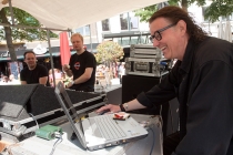 Haagse Kees verzorgt op de Apeldoornse Harleydag de muziek tussen de live-acts door. gm[[52.21473631276034, 5.962534546852112]]