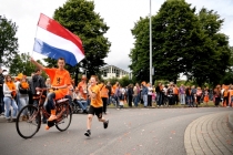 Feest op de rotonde in De Maten. Ingezonden door Andy van der Steen