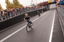  Met het eerste Open Apeldoorns Kampioenschap Wegsprint is zaterdag 30 oktober de nieuwe spoortunnel aan de Zutphensestraat geopend. gm[[52.214640995476806, 6.002861559391022]]