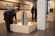 Vandaag was de (her)opening van het ACEC-gebouw aan de Roggestraat. ACEC is de betekenis \'Apeldoorns Centrum voor Eigentijdse Cultuur\' gegeven. Na een inleiding door eigenaar/initiatiefnemer Gerrit Steenbergen werd de officiële opening verricht door wethouder Olaf Prinsen. Het centrum biedt ruimte voor exposities, vergaderen en allerlei andere activiteiten.
Zie ook http://www.youtube.com/watch?v=XGOzUlc7HZw gm[[52.21595569858295, 5.957296192646027]]