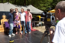 Zeepkistenrace en braderie in het Orderbos. Hier worden door TV Apeldoorn geïnterviewd: Tim Koldenhof (filmproducties), Pim Wessels (acteur) en Joji Na (acteur). gm[[52.20164963726132, 5.918819904327393]]
