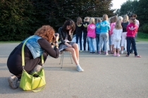 Fotograaf Angela Stouten tijdens haar fotoshoot in het Matenpark, thema: \'Door de bomen het bos niet meer zien\'. gm[[52.19413974159753, 6.001152992248535]]